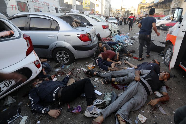 Palestinos muertos y heridos en el terreno luego de un ataque aéreo israelí afuera de la entrada del hospital al-Shifa en la ciudad de Gaza (AP Photo/Abed Khaled)