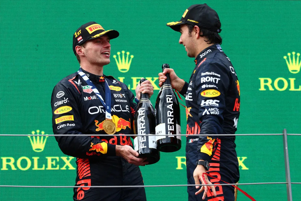 Red Bull&#x008eca;&#x00624b;&#x005728;&#x005967;&#x005730;&#x005229;&#x005927;&#x00734e;&#x008cfd;&#x0096d9;&#x0096d9;&#x00767b;&#x004e0a;&#x009812;&#x00734e;&#x0053f0;&#x00ff0c;Verstappen&#x00ff08;&#x005de6;&#x00ff09;&#x00596a;&#x0051a0;&#x003001;Pe&#x000301;rez&#x00ff08;&#x0053f3;&#x00ff09;&#x005247;&#x004ee5;&#x005b63;&#x008ecd;&#x005b8c;&#x008cfd;&#x00ff0c;&#x00ff08;Red Bull&#x0063d0;&#x004f9b;&#x00ff09;