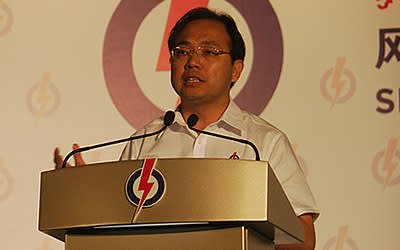 PAP candidate Liang Eng Hwa also called on the SDP team to unveil their plans for the Holland-Bukti Timah GRC. (Yahoo! photo/ Faris Mokhtar)