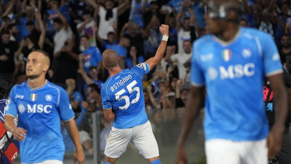 Leo Østigård celebrates Napoli's first goal of the match. - Alessandra Tarantino/AP