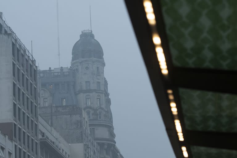 La ciudad de Buenos Aires y el conurbano bonaerense experimentan desde ayer un persistente humo que afecta la visibilidad y un intenso olor a quemado debido a un incendio en el departamento uruguayo de San José, según informó el Servicio Meteorológico Nacional (SMN).