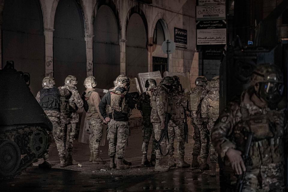 Soldiers on the streets of TripoliBel Trew