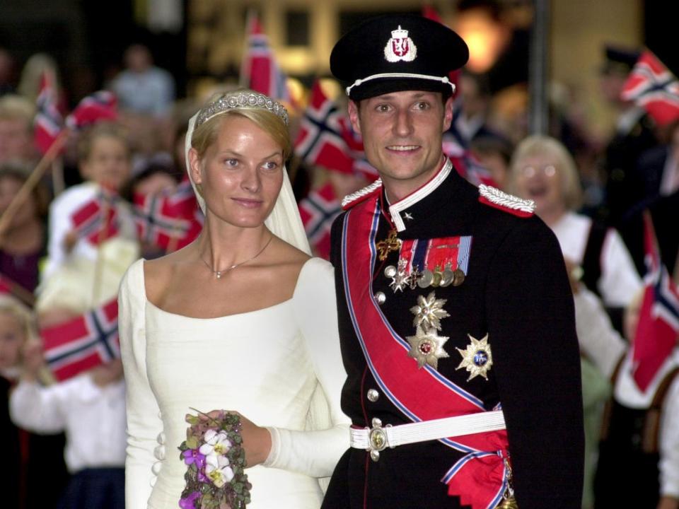 Norwegian Crown Prince Haakon and Mette-Marit Høiby following their wedding at the Oslo Cathedral on 25 August, 2001 (Anthony Harvey/Getty)