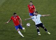 Argentina's Ezequiel Lavezzi kicks the ball past Chile's Mauricio Isla (L) as Chile's Alexis Sanchez follows during their Copa America 2015 final soccer match at the National Stadium in Santiago, Chile, July 4, 2015. REUTERS/Ueslei Marcelino -