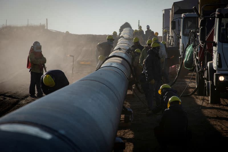 FOTO DE ARCHIVO: Trabajadores son retratados durante la construcción del gasoducto Néstor Kirchner en la localidad de Macachín, Argentina