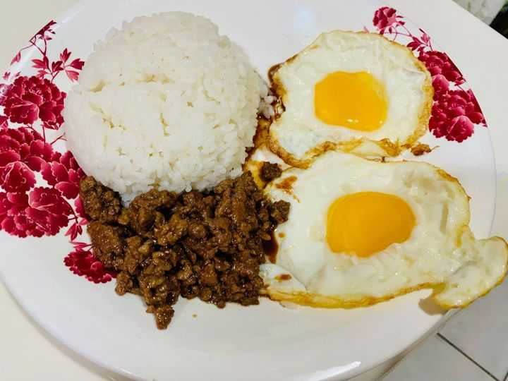 曹西平的料理擺盤被酸像腳尾飯。（圖／翻攝自曹西平臉書）