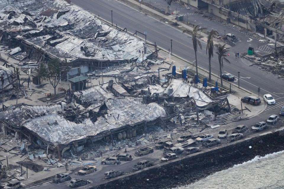 夏威夷茂宜島古城拉海納，約1700棟建築全部或部分燒毀。10日的空拍照顯示，許多車輛疑因塞在車陣中被野火吞噬。美聯社