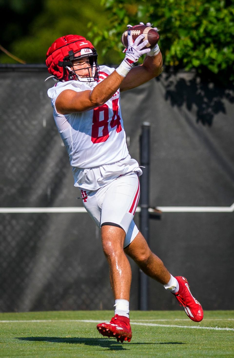 Indiana's Aaron Steinfeldt (84) makes a catch during fall football camp at Indiana University on Thursday, Aug. 11, 2022.