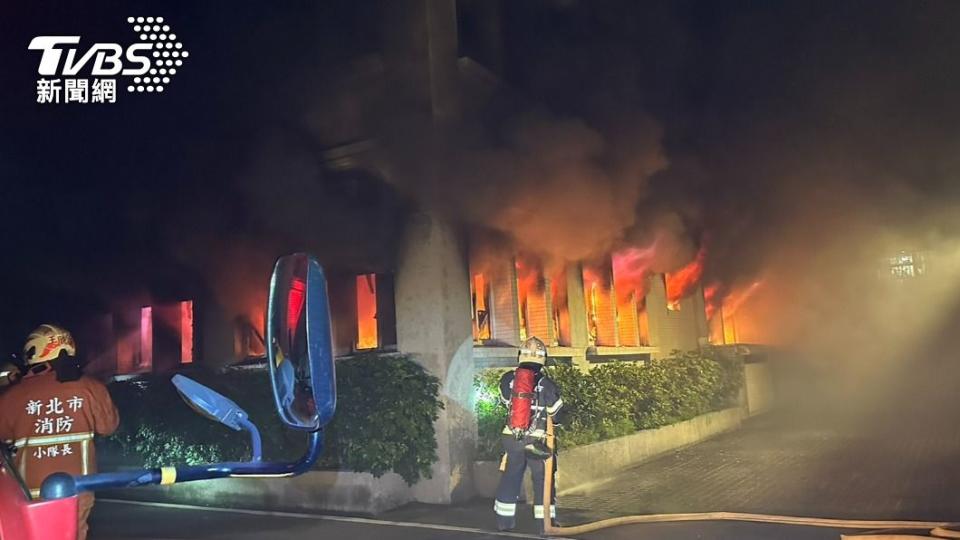 昨晚位於新北市新店的法務部調查局廉政大樓大火。（圖／TVBS）