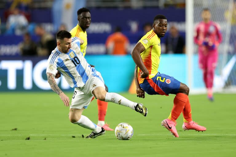 Lionel Messi lucha por la pelota con el defensor colombiano Carlos Cuesta.