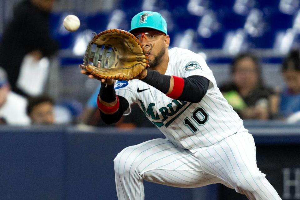 El primera base de los Marlins Yuli Gurriel atrapa una pelota en una jugada en el segundo inning del partido ante los Atléticos de Oakland, celebrado el 2 de junio de 2023 en Miami.