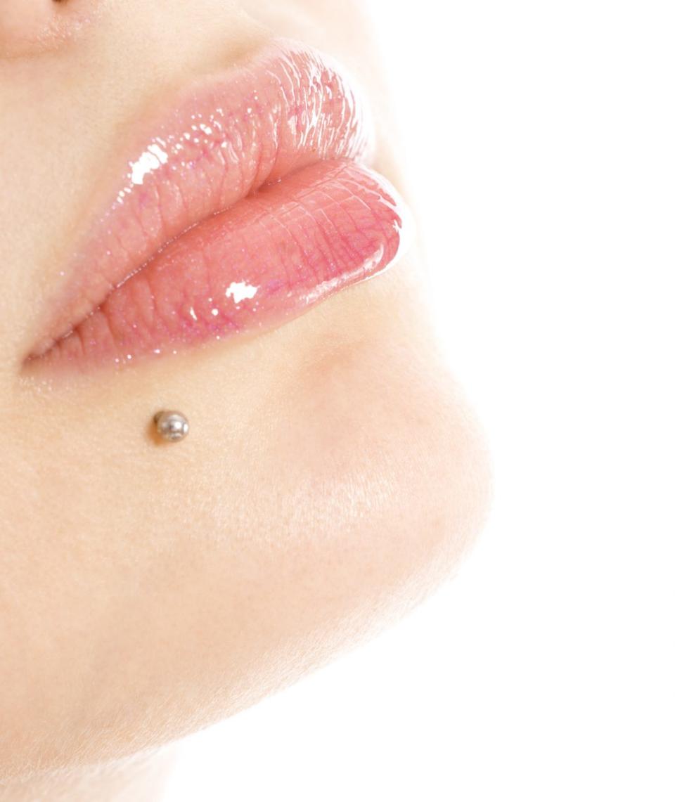Low Labret piercing：與 Side Labret 不同，唇環配戴於下牙根附近，離唇部較遠
