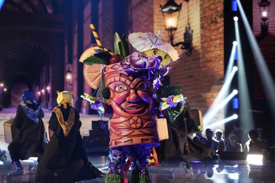 THE MASKED SINGER: Tiki in the “Harry Potter Night ”episode of THE MASKED SINGER airing Wednesday, Oct. 25 (8:00-9:00 PM ET/5:00-6:00 PM PT live to all time zones) on FOX. CR: Michael Becker / FOX. ©2023 FOX Media LLC.