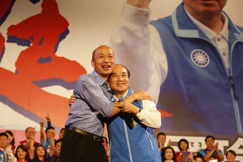 20181114_國民黨高雄市長候選人韓國瑜（左）晚間在岡山造勢，擁抱王金平（右）。（新新聞郭晉瑋攝）