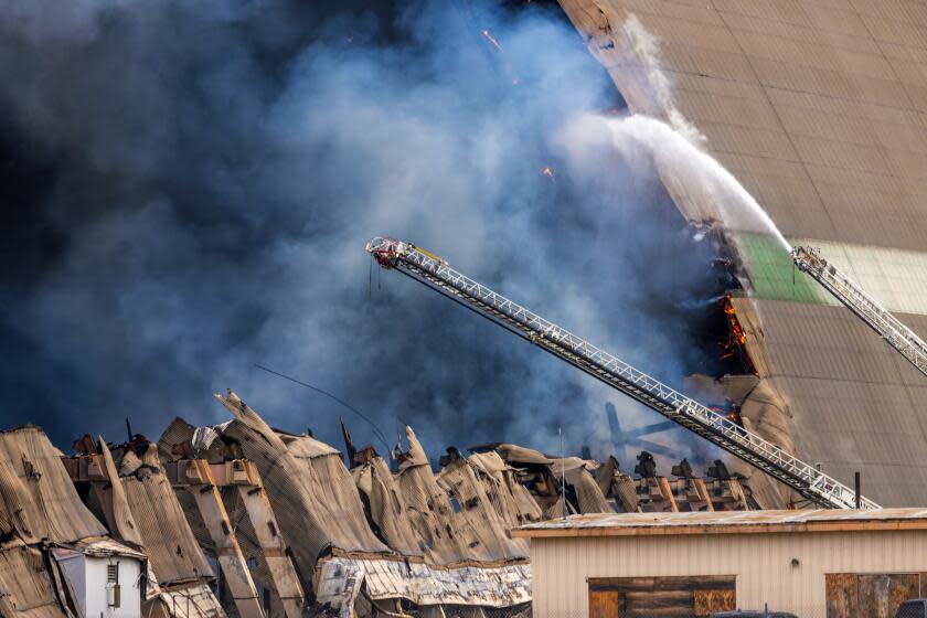 1371644-me-1107-tustin-hangar-fire-007-ik.jpg