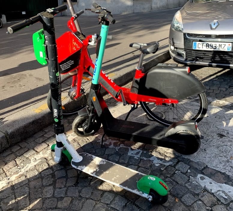 早年巴黎共享單車與滑板車可隨意停放，常常阻礙人行道，或與汽車爭車位。圖片來源：趙偉婷 攝