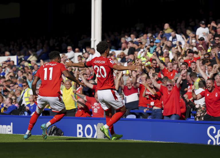 Brennan Johnson festeja su primer gol en la Premier League, marcado contra Everton a fines de agosto