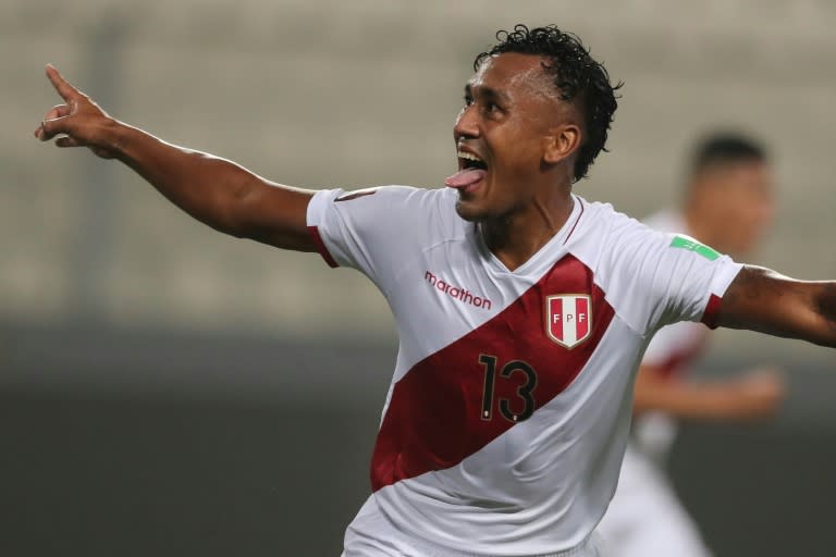 El futbolista Renato Tapia celebra un gol para Perú en un partido contra Uruguay clasificatorio para el Mundial de Catar, el 2 de septiembre de 2021 en Lima (Sebastián Castañeda)