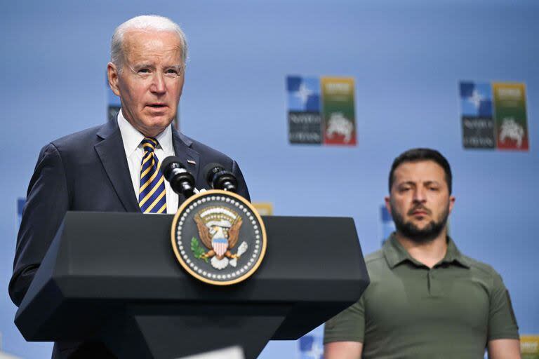 El presidente de Estados Unidos, Joe Biden, pronuncia un discurso junto al presidente de Ucrania, Volodimir Zelensky, durante un evento con líderes del G7 en Vilna, Lituania, el 12 de julio de 2023.