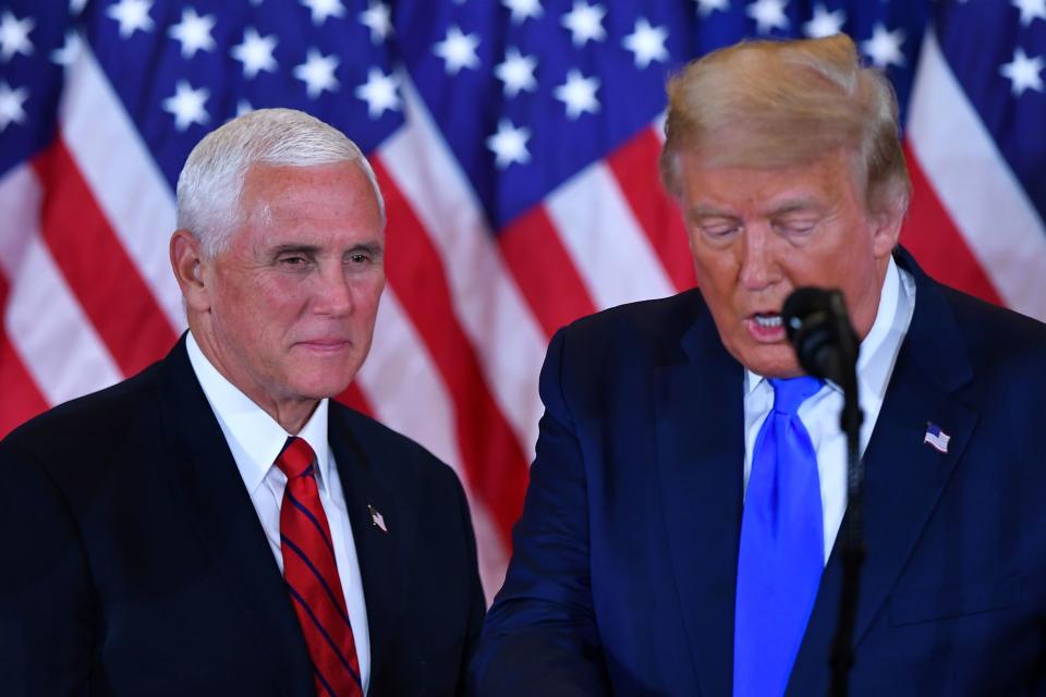 El vicepresidente Mike Pence y el presidente Donald Trump en una conferencia en la Casa Blanca la madrugada del 4 de noviembre de 2020, la noche después de la elección presidencial del 3 de noviembre. (Getty Images)