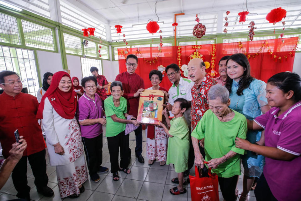 Tun Dr Siti Hasmah Mohamad Ali (centre) gives out donations during the Chinese New Year celebration at King George V Old Folks’ Home Kuala Lumpur on January 28, 2020. — Picture by Hari Anggara