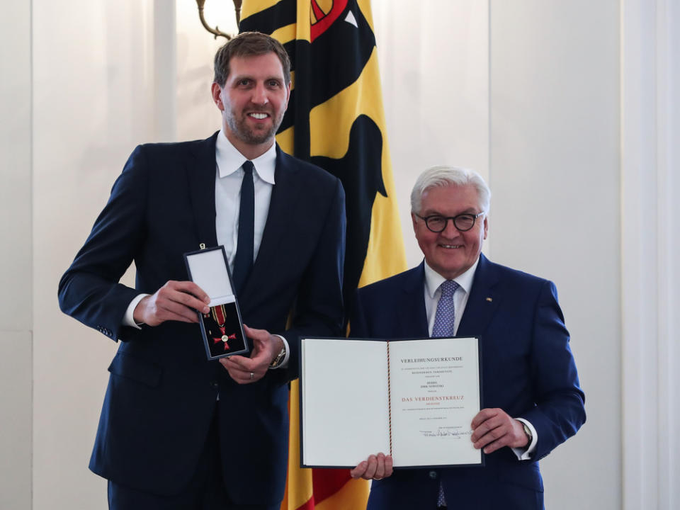 Dirk Nowitzki (l.) und Bundespräsident Frank-Walter Steinmeier (Bild: imago images/Xinhua)