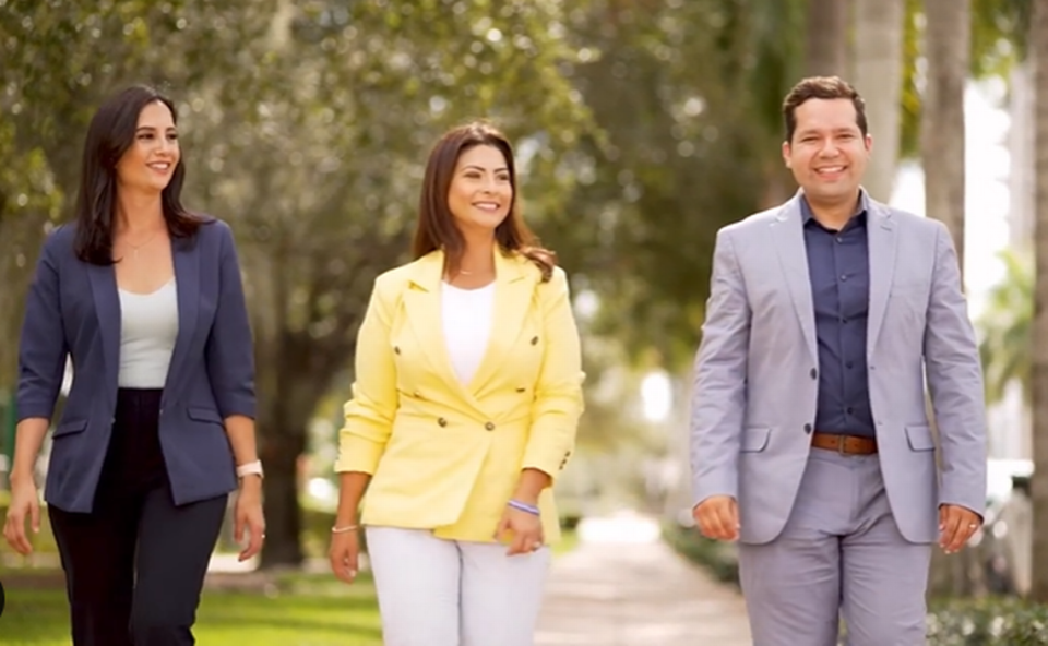 Anuncio político en 2022 cuando Christi Fraga, Maureen Porras y Rafael Piñeyro se postularon para alcaldesa y concejales, respectivamente. Dos años después esa alianza se ha ido fragmentando, dejando a la alcaldesa en una posición de debilidad al enfrentar tres votos en contra en la mayoría de sus propuestas.