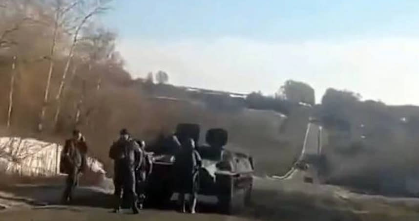 烏克蘭民眾在路上遇到開到沒油的俄軍裝甲車士兵。（圖／翻攝自推特）