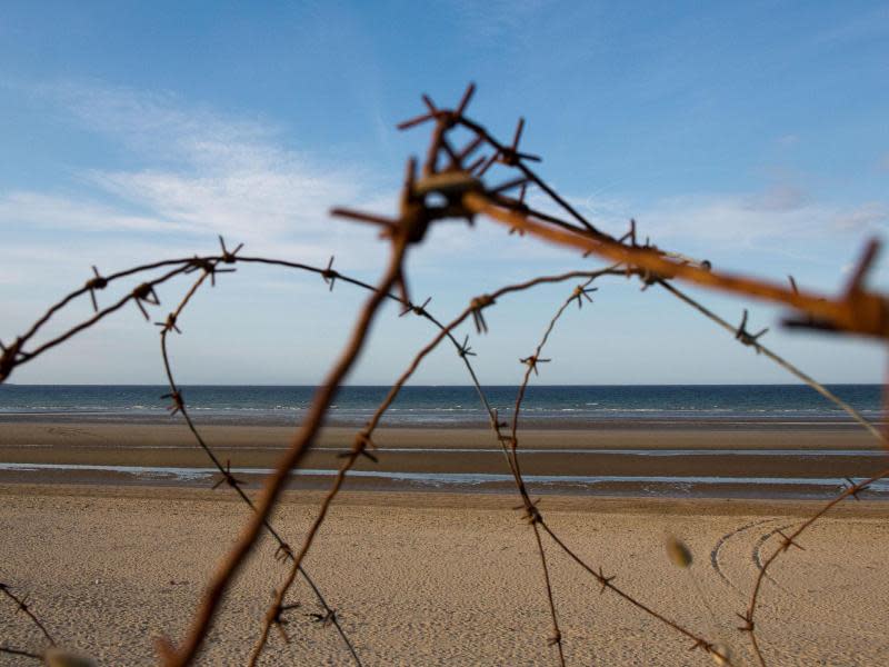 Verrosteter Stacheldraht am Utah Beach in der Normandie in Frankreich. Foto: Michael Kappeler/Symbol