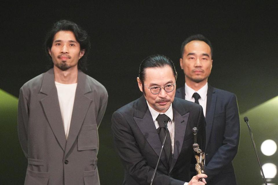 最佳編劇由《神探大戰》的韋家輝（前）、陳偉斌（後左）、麥天樞（後右）獲得。（翻攝自香港電影金像獎IG）