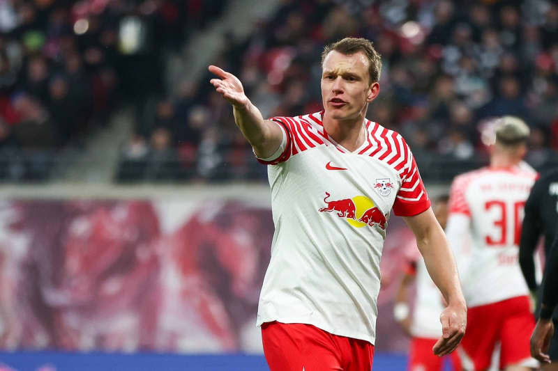 Leipzig's Lukas Klostermann speaks to the linesman during the German Bundesliga soccer match between RB Leipzig and Eintracht Frankfurt at the Red Bull Arena. Jan Woitas/dpa