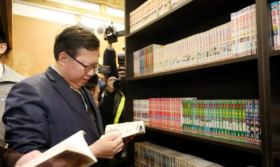 行政院副院長鄭文燦參觀「林森路33號租書店」，現場翻閱漫畫「好小子」。   圖：文化部提供