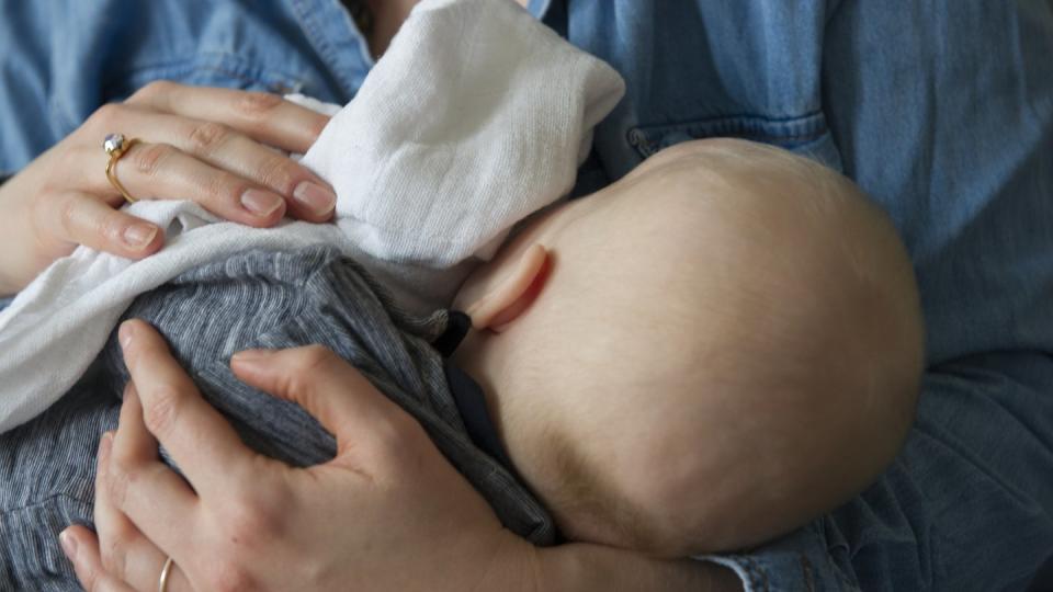 Im Kampf gegen Fettleibigkeit von Kindern hat die Weltgesundheitsorganisation WHO für das Stillen von Säuglingen geworben. Foto: Paul Zinken/Illustration