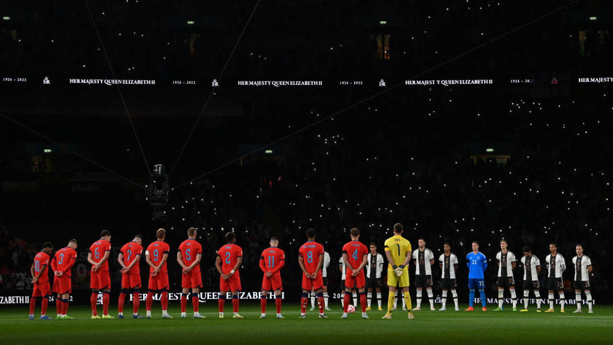 Players and fans observe a minute's silence in tribute to the late Queen Elizabeth II, ahead of the UEFA Nations League group A3 football match between England and Germany at Wembley stadium in north London on September 26, 2022. (Photo by Glyn KIRK / AFP) / NOT FOR MARKETING OR ADVERTISING USE / RESTRICTED TO EDITORIAL USE