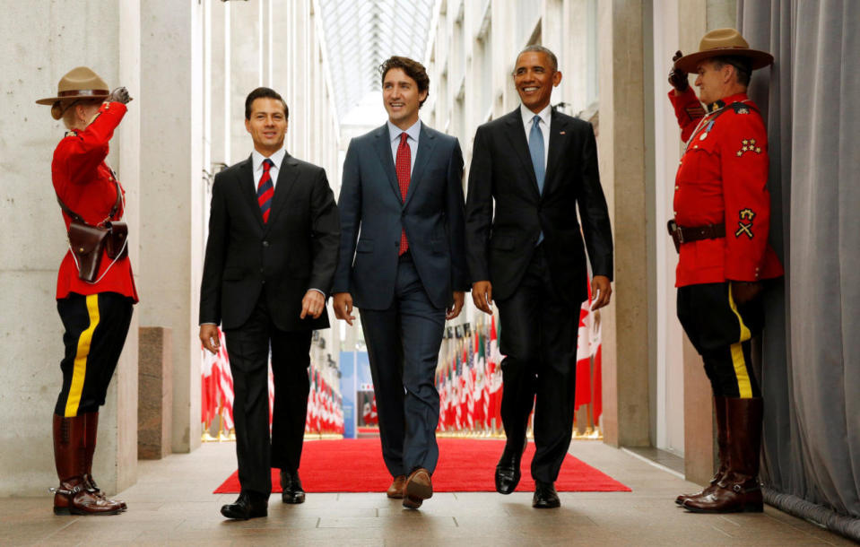 Mexican President Enrique Pena Nieto, Canadian Prime Minister Justin Trudeau and U.S. President Barack Obama walk together at the National Gallery of Canada at the start of the North American Leaders’ Summit in Ottawa, Canada June 29, 2016. REUTERS/Kevin Lamarque