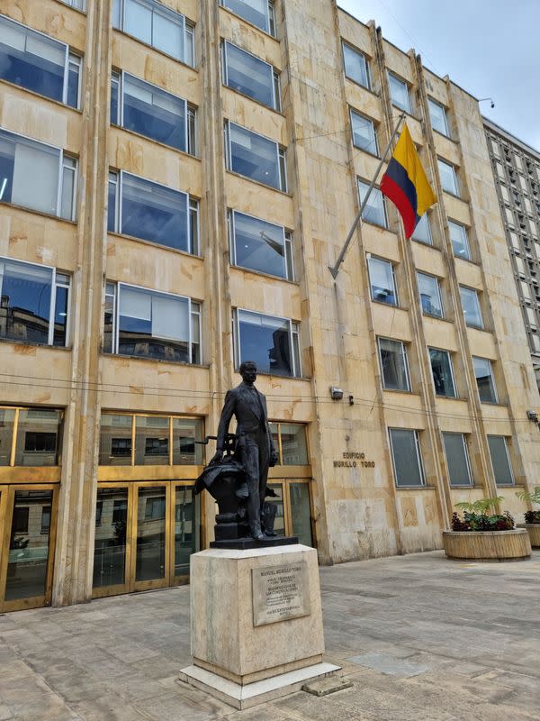 Una bandera ondea en la fachada del edificio del Ministerio de Tecnologías de la Información y las Comunicaciones de Colombia en Bogotá