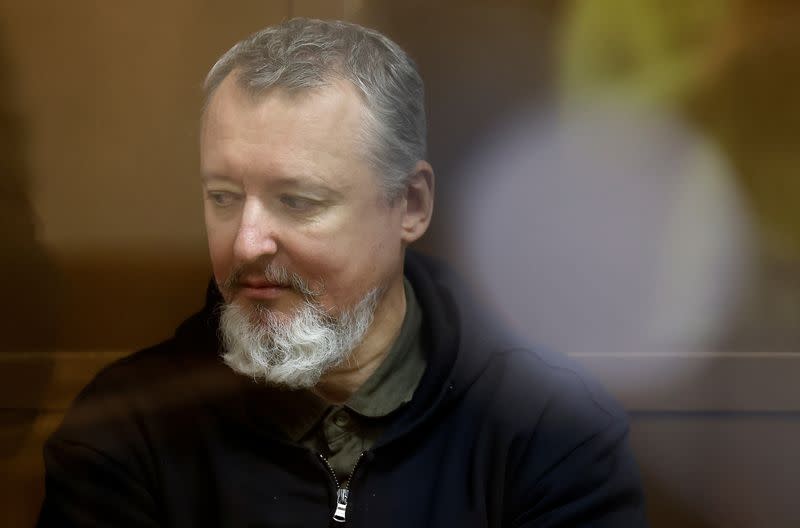 El crítico del Kremlin Igor Girkin, también conocido como Igor Strelkov, acusado de incitar a actividades extremistas, sentado tras la pared de cristal de un recinto para acusados antes de una vista judicial en Moscú