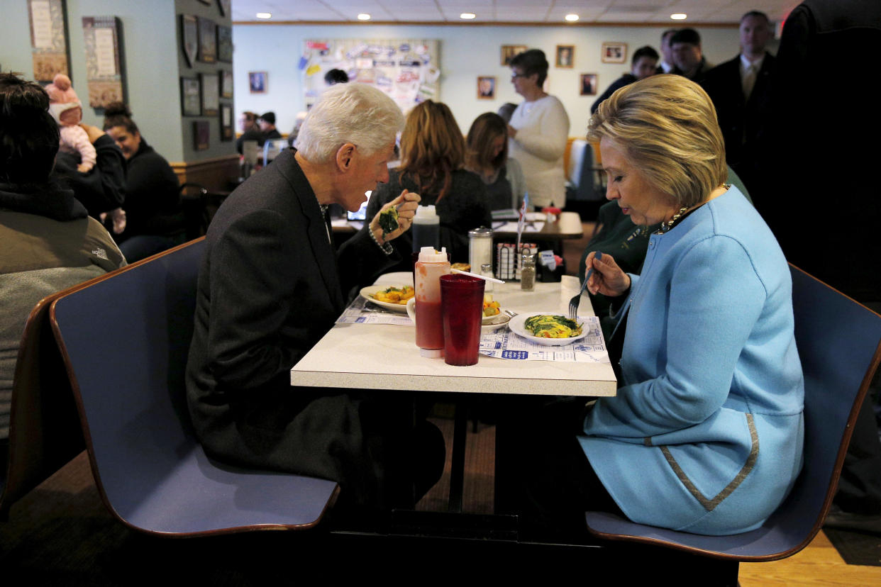 Hillary and Bill Clinton eat breakfast at Chez Vachon restaurant in Manchester, New Hampshire on February 8, 2016. (Photo: Brian Snyder / Reuters)