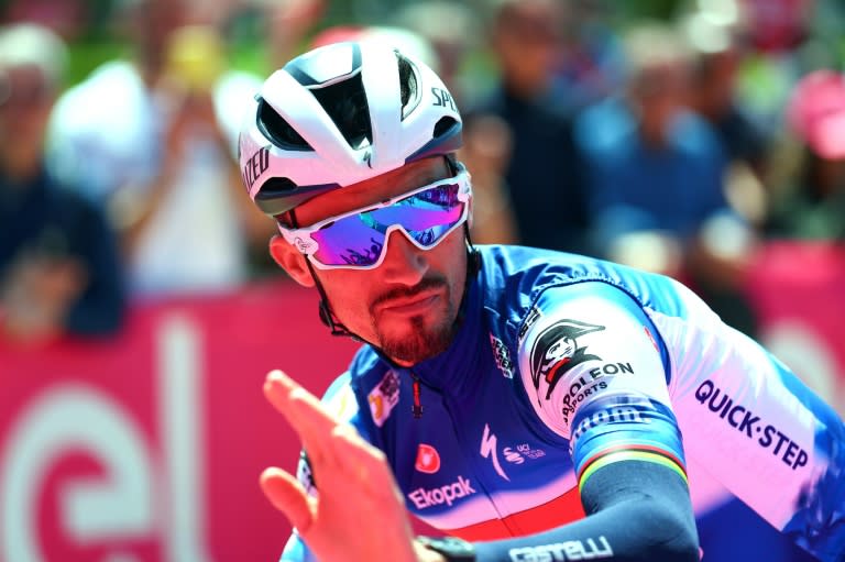 Julian Alaphilippe, qui vise les JO cet été, salue la foule lors du dernier Giro, le 4 mai 2024 à Veneria Reale (Luca Bettini)