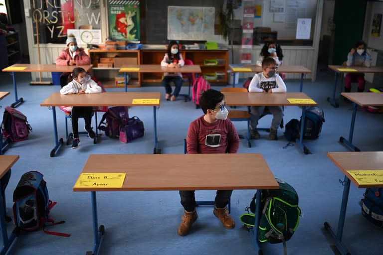 En esta foto de archivo tomada el 22 de febrero de 2021, los niños usan máscaras faciales mientras asisten a la escuela primaria de Petri en Dortmund, Alemania occidental, en medio de la nueva pandemia del coronavirus