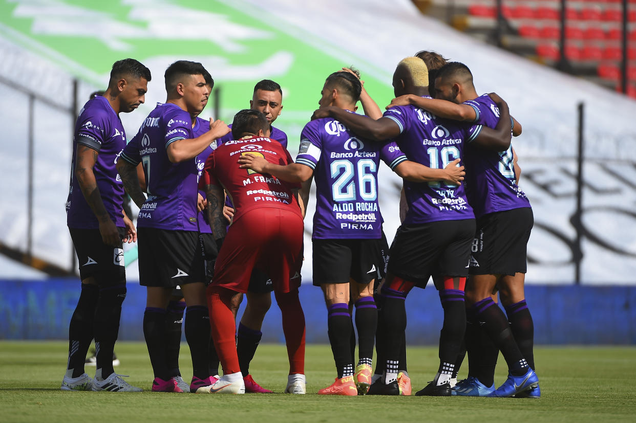 QUERETARO, MEXICO - AUGUST 02: Playes of Mazatlan FC gather during the 2nd round match between Queretaro and Mazatlan FC as part of the Torneo Guard1anes 2020 Liga MX at La Corregidora Stadium on August 2, 2020 in Queretaro, Mexico. (Photo by Omar Martinez Martinez/Getty Images)