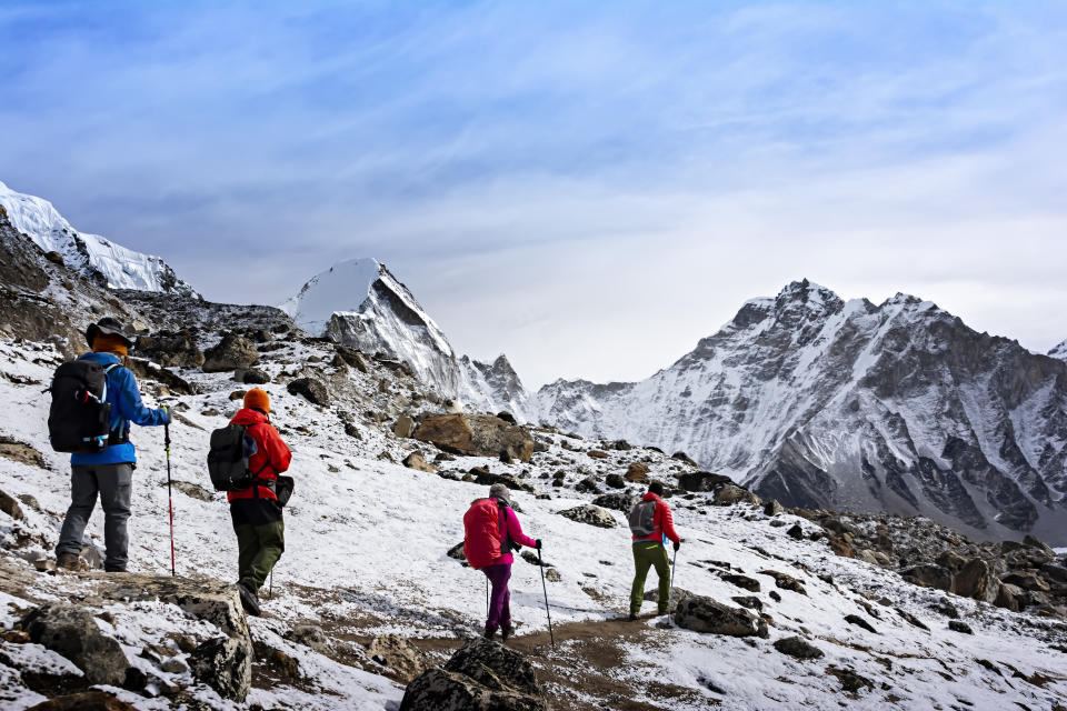 Un grupo de excursionistas se dirige al campo base del Everest en Nepal (Foto: Getty).