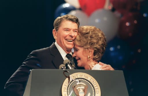 La ex primera dama de EEUU Nancy Reagan durante una gala en su honor en Nueva Orleáns junto a su esposo, el entonces presidente Ronald Reagan, el 15 de agosto de 1988 (AFP/Archivos | MIKE SARGENT)