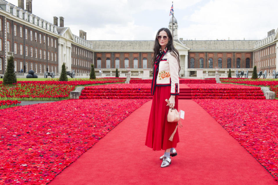 Adjetivos al margen, la chaqueta era un tesoro retro-chic diseñado por Alessandro Michele para Gucci. La verdad es que aporte a la marca es de lo más 70s y eso me encanta. El outfit conjuntaba a la perfección gracias a los acabados rojos de la chaqueta que se fusionaban con el color del vestido, además, el corte holgado disimulaba la extrema delgadez de Moore.