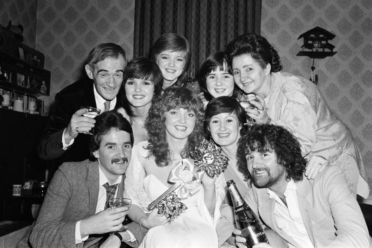 Linda Nolan celebrates her 21st birthday at home in Ilford with her family, parents Tommy and Maureen, sisters Maureen, Bernie, Coleen and Denise and brothers Tommy and Brian. 24th February 1980. (Photo by Ron Burton/Mirrorpix via Getty Images)