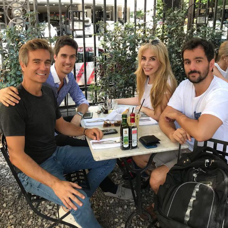 Graciela Alfano junto a sus tres hijos