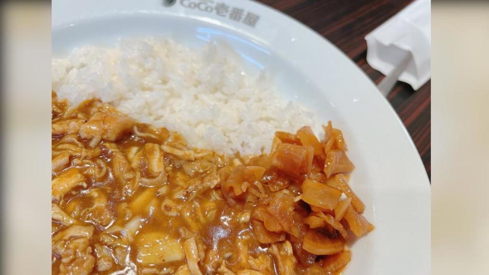 許多日本人在吃咖哩時喜歡搭配被稱作「福神漬」的漬物一起食用。（圖／翻攝自@Oto_Sollevante推特）