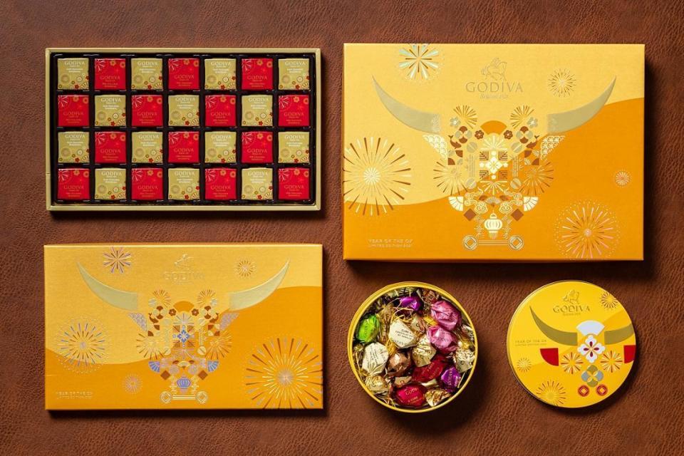 GODIVA推出的新年禮盒選項相當多元，金色款「新年片裝巧克力禮盒」（1,580元／盒、28片）也令人愛不釋手。圓形的「新年松露巧克力鐵盒」（760元／盒）當中多達6種松露巧克力。（GODIVA提供）