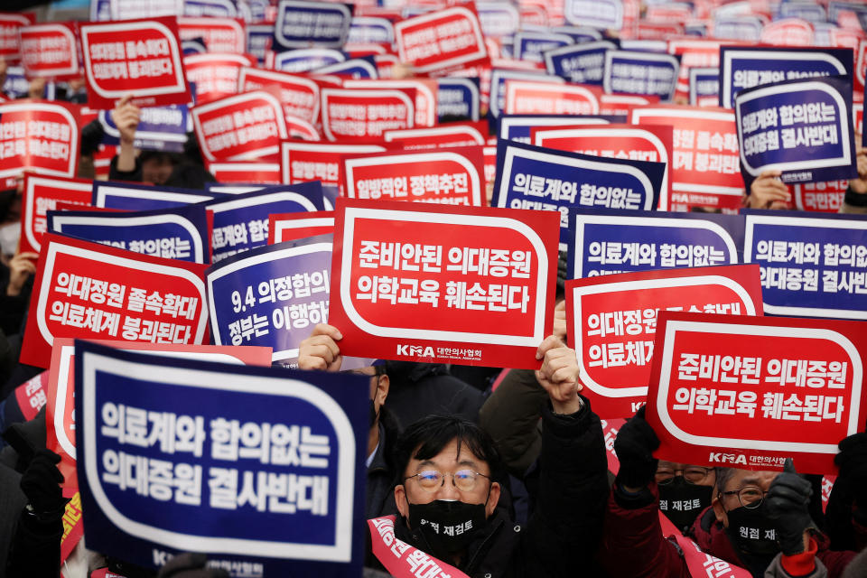 南韓大批實習醫師為抗議醫學院擴大招生計畫而罷工，政府日前下令限期復工，如今期限已過。保健福祉部長曹圭鴻（Cho Kyoo-hong）4日說，將開始對無視最後通牒的實習醫師採取法律行動。（路透社）