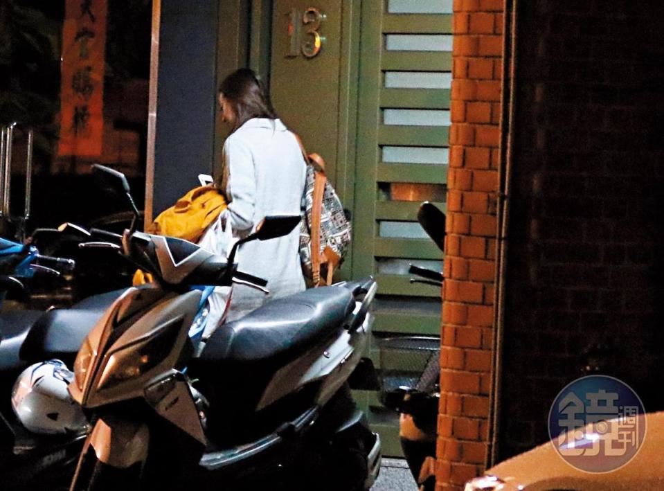 3月5日23：07，王心恬從家裡走出來，往姚元浩的車子方向走去。